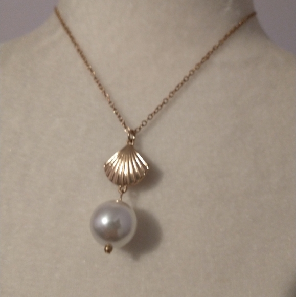 Seashell and faux pearl necklace - Picture 5 of 5